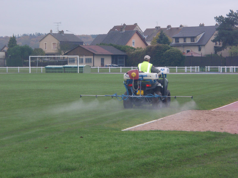 Quad équipé pour le traitement terrain de foot